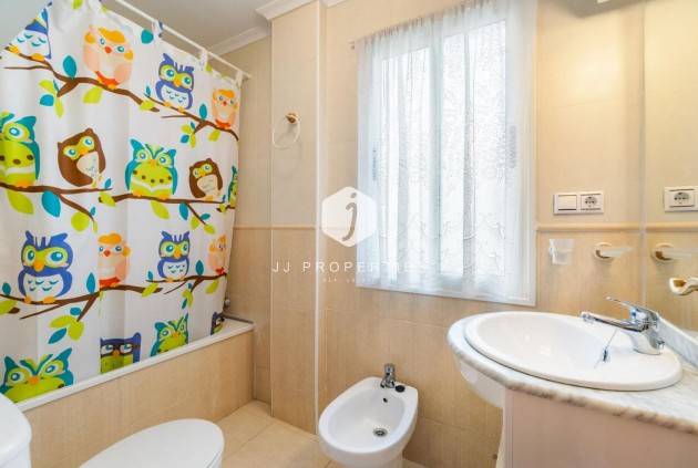 Wynajem długoterminowy - Mieszkanie w bloku -
Torrevieja - Centro