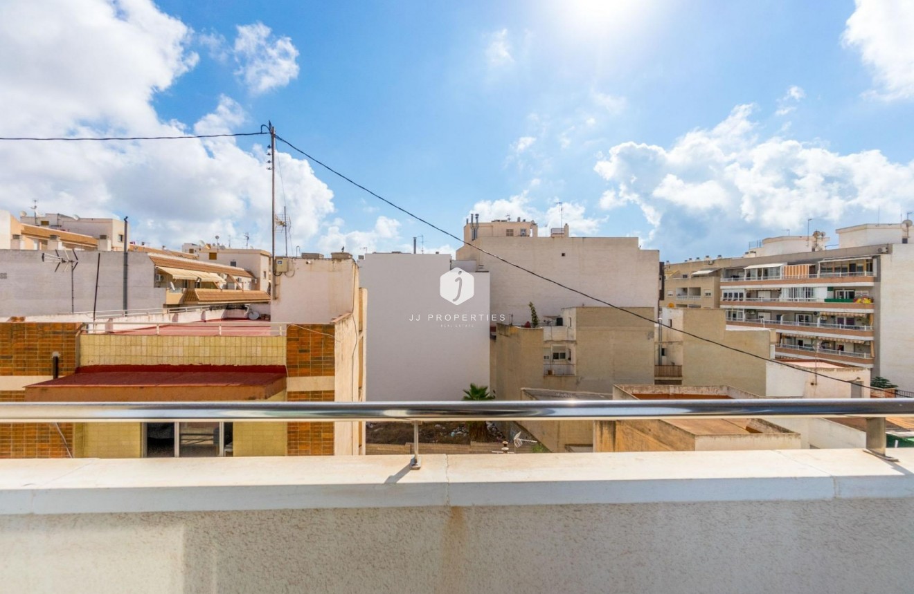 Wynajem długoterminowy - Mieszkanie w bloku -
Torrevieja - Centro