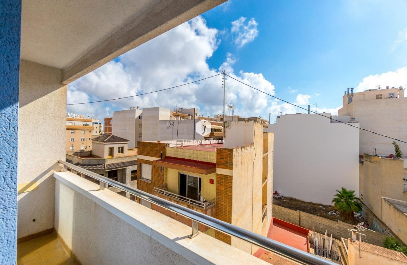 Wynajem długoterminowy - Mieszkanie w bloku -
Torrevieja - Centro