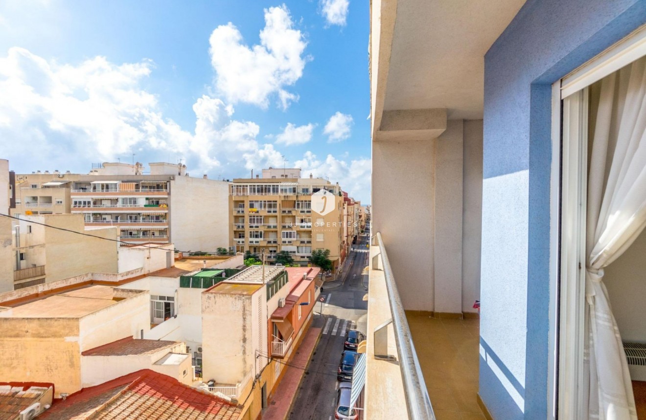 Wynajem długoterminowy - Mieszkanie w bloku -
Torrevieja - Centro
