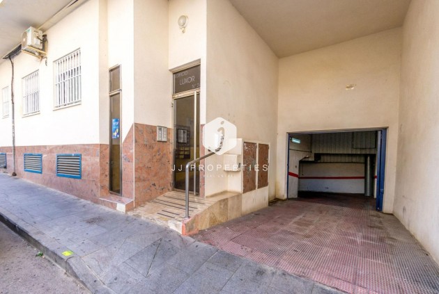 Wynajem długoterminowy - Mieszkanie w bloku -
Torrevieja - Centro