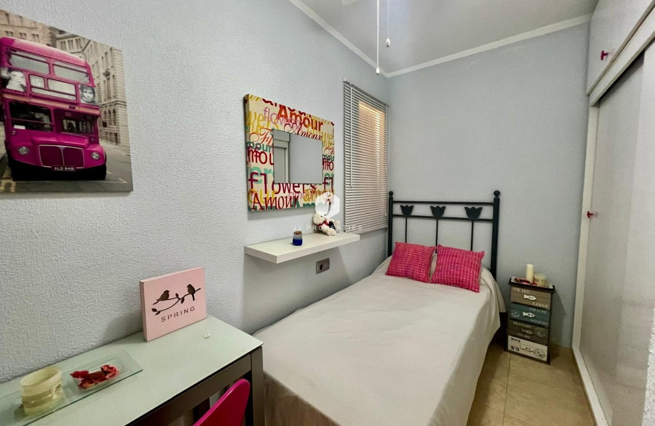 Wynajem długoterminowy - Mieszkanie w bloku -
Torrevieja - Playa de los locos