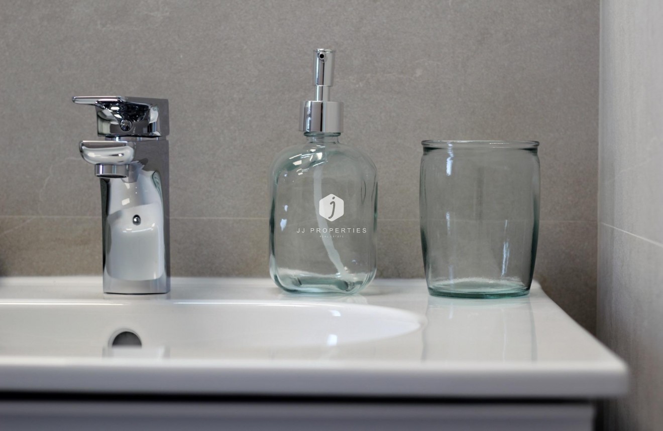 Nowy budynek - Szalet -
Pilar de la Horadada - parque Andromeda