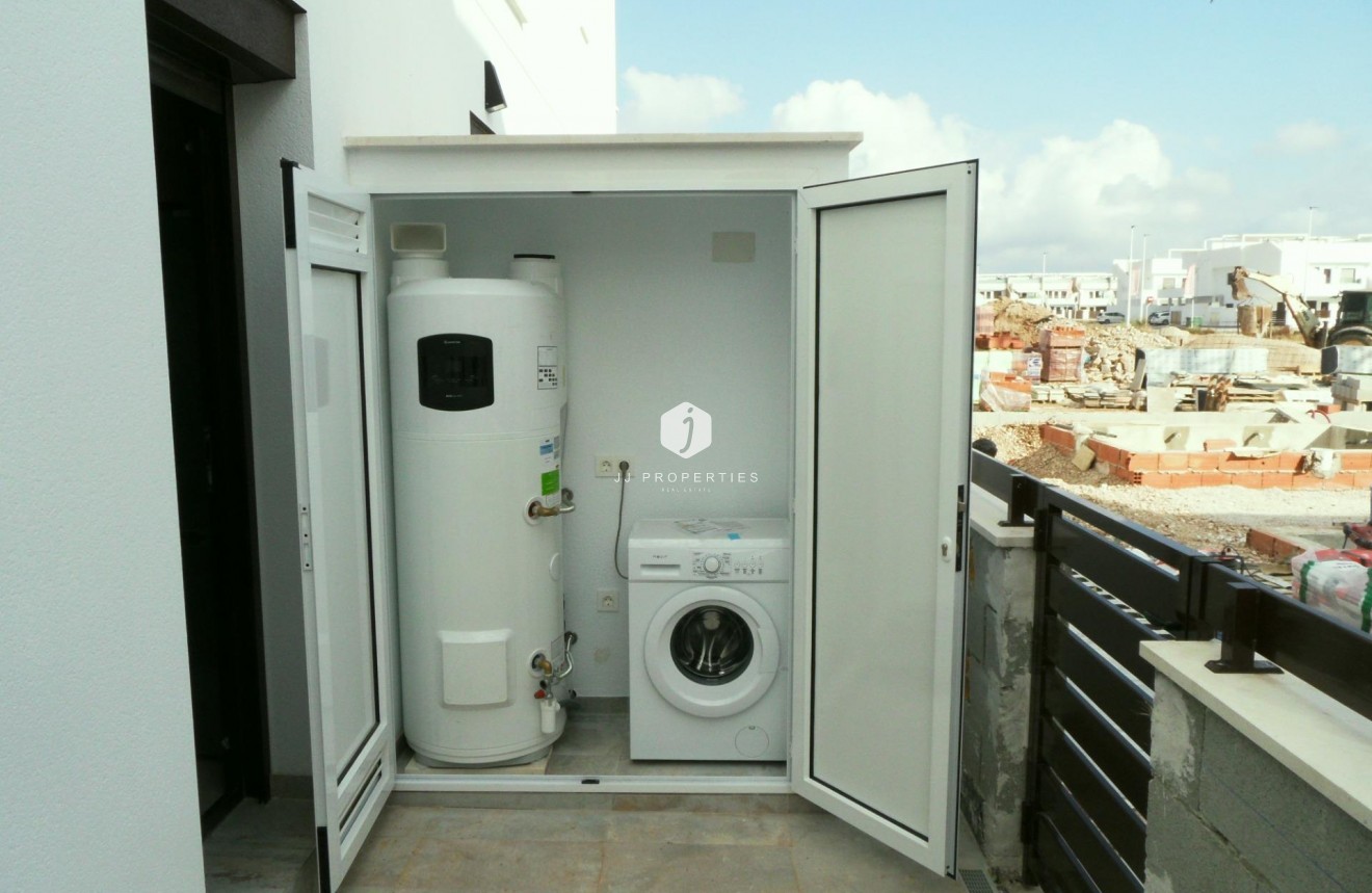 Nowy budynek - Szalet -
Pilar de la Horadada - parque Andromeda