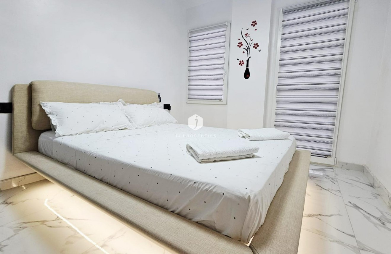 Tweedehands - Appartement / flat -
Torrevieja - Acequion