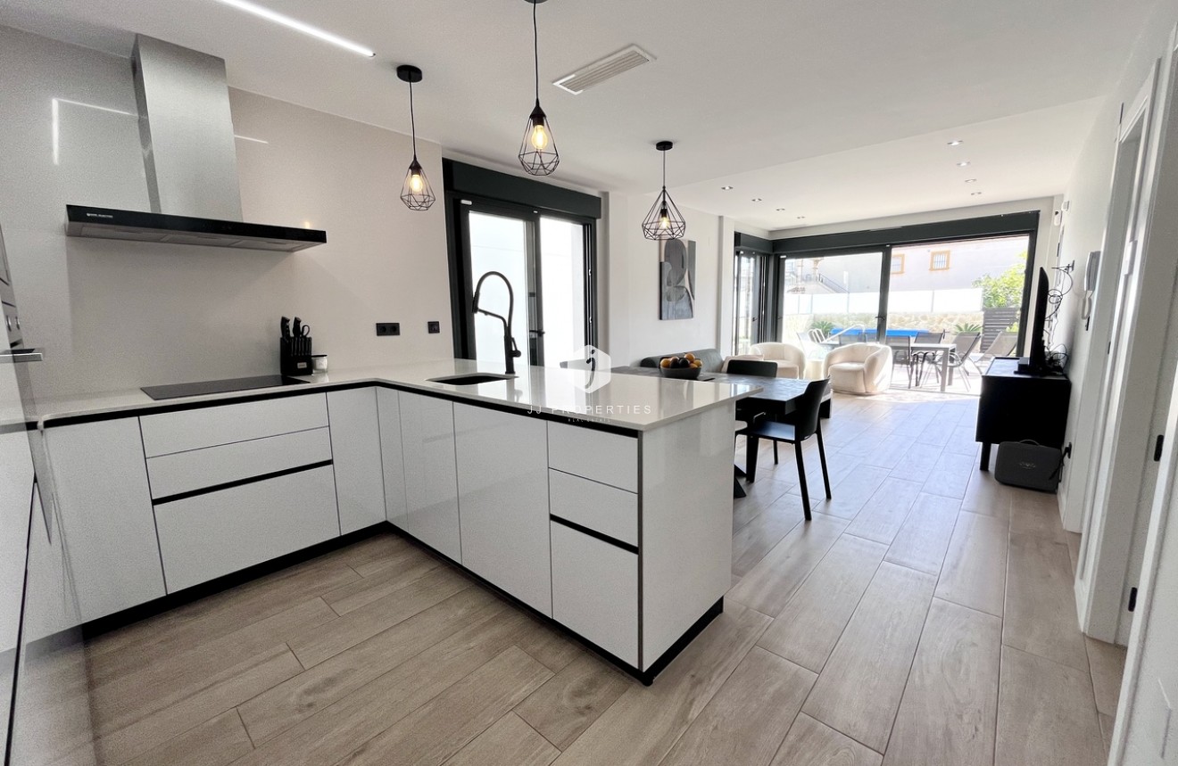 Tweedehands - Villa -
Punta Prima - Costa Blanca