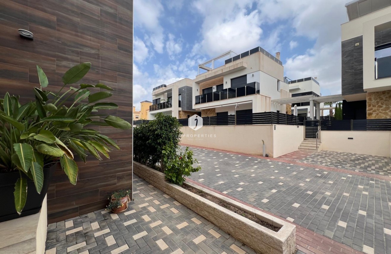 Resale - Villa -
Orihuela Costa - Lomas de Cabo Roig