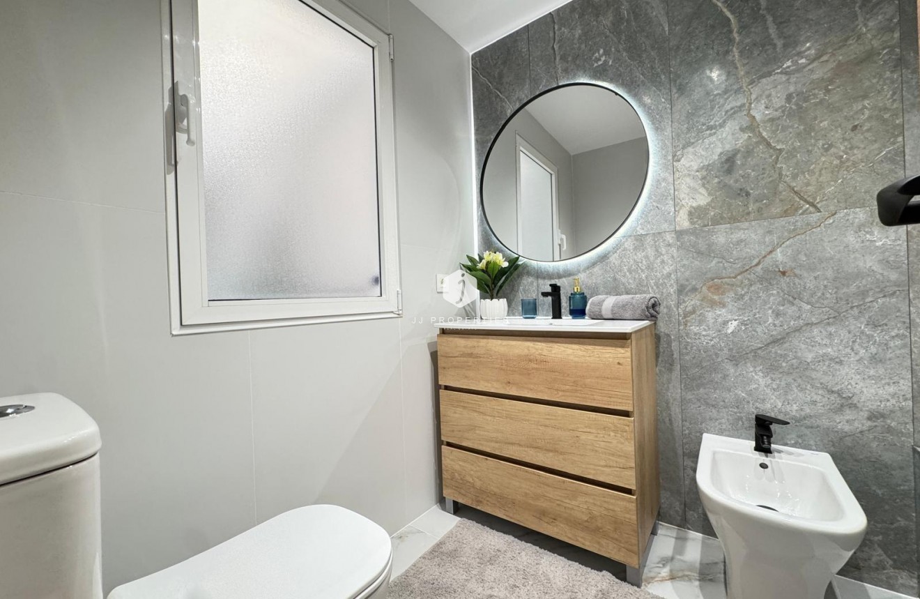 Z drugiej ręki - Mieszkanie w bloku -
Torrevieja - Playa de los Locos