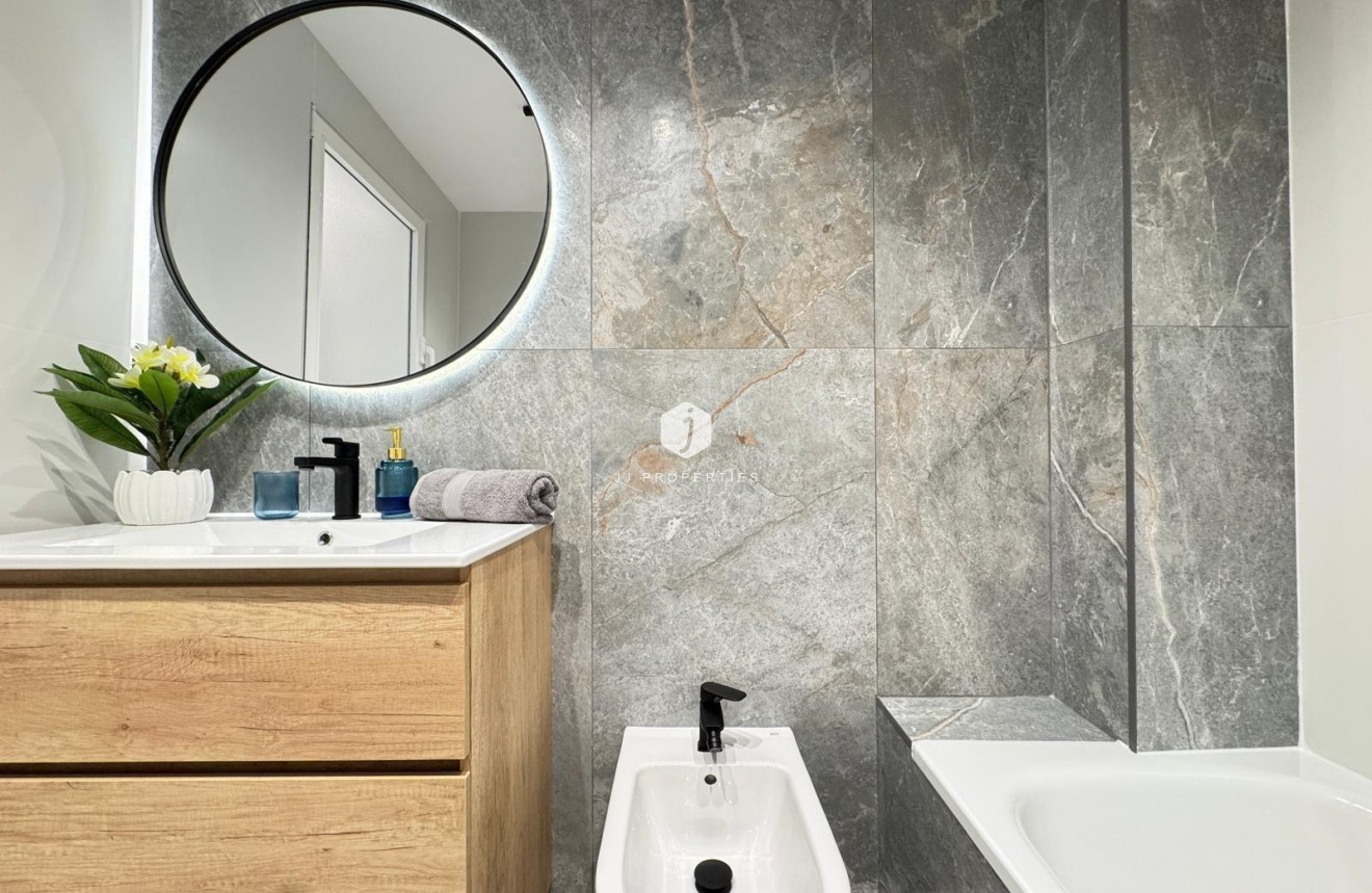 Z drugiej ręki - Mieszkanie w bloku -
Torrevieja - Playa de los Locos