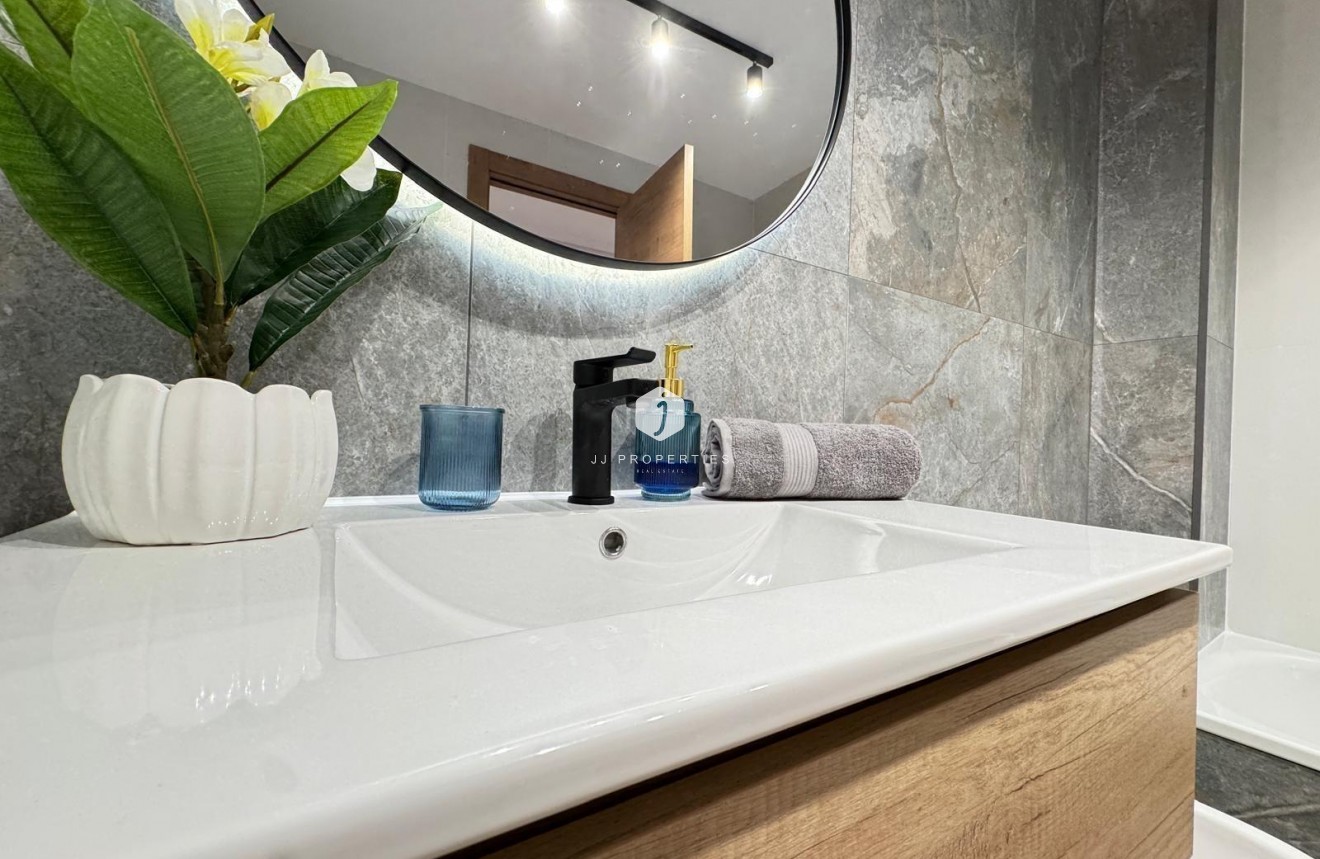 Z drugiej ręki - Mieszkanie w bloku -
Torrevieja - Playa de los Locos