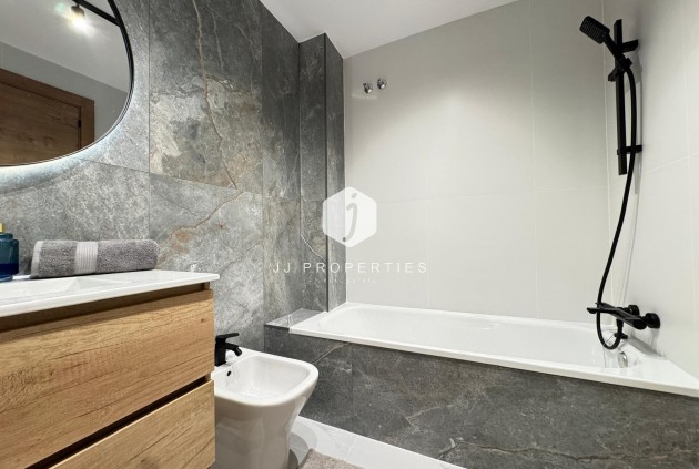 Z drugiej ręki - Mieszkanie w bloku -
Torrevieja - Playa de los Locos