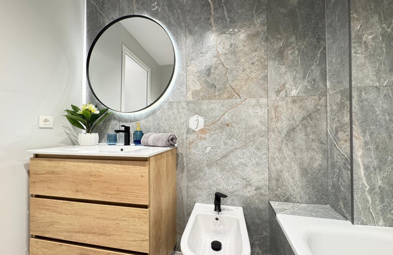 Z drugiej ręki - Mieszkanie w bloku -
Torrevieja - Playa de los Locos