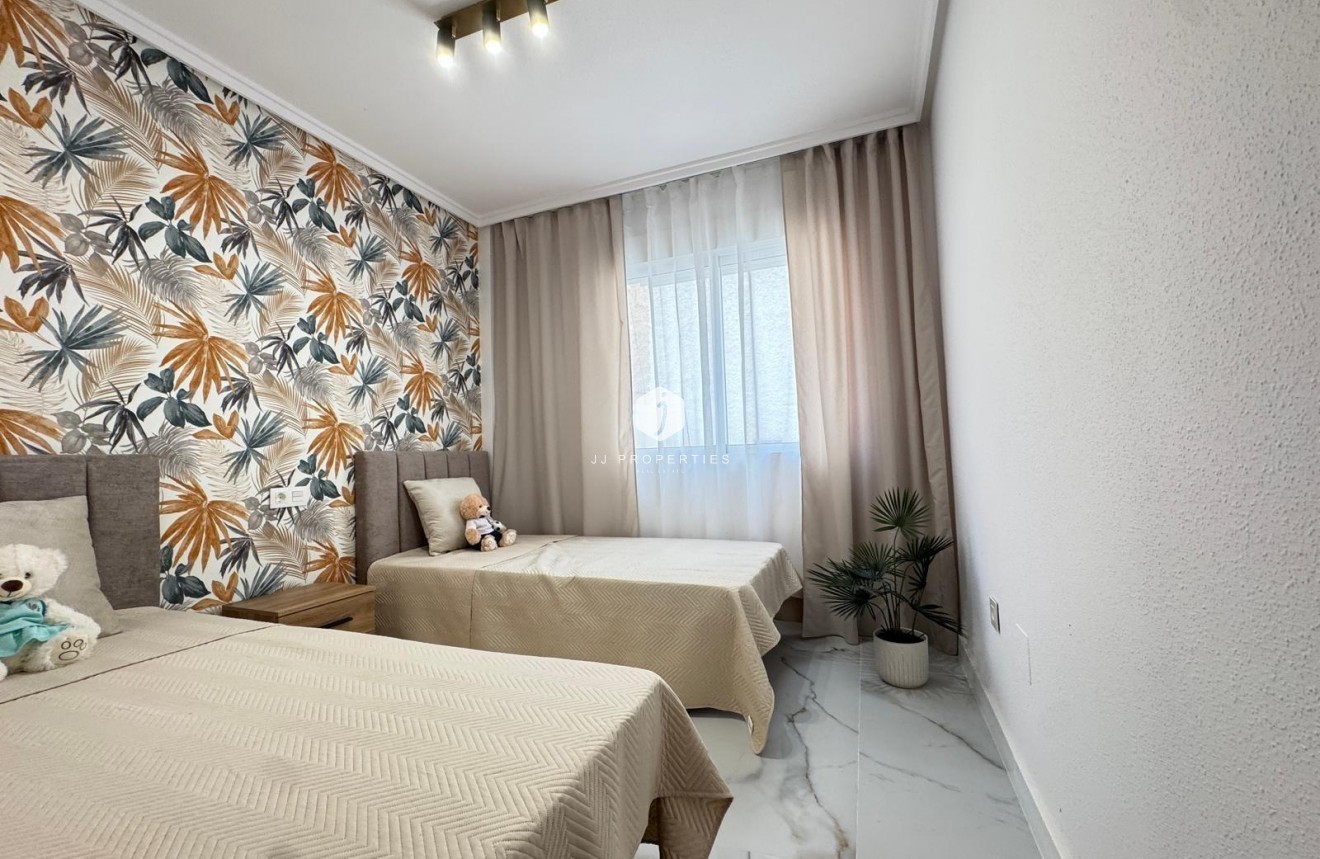 Z drugiej ręki - Mieszkanie w bloku -
Torrevieja - Playa de los Locos