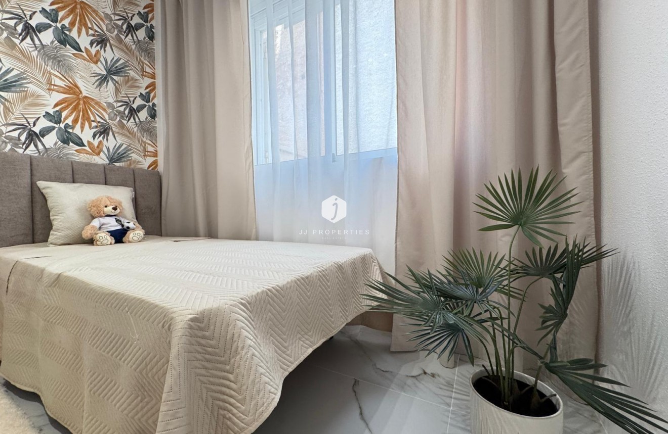 Z drugiej ręki - Mieszkanie w bloku -
Torrevieja - Playa de los Locos