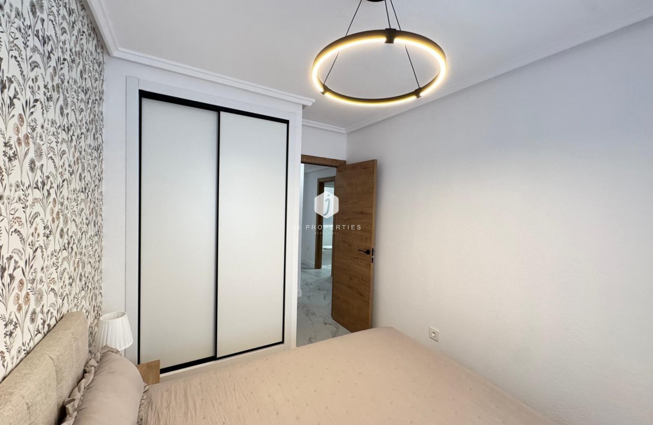 Z drugiej ręki - Mieszkanie w bloku -
Torrevieja - Playa de los Locos