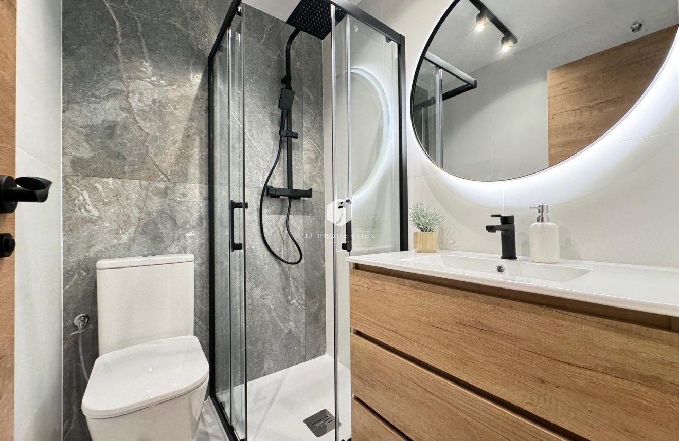 Z drugiej ręki - Mieszkanie w bloku -
Torrevieja - Playa de los Locos