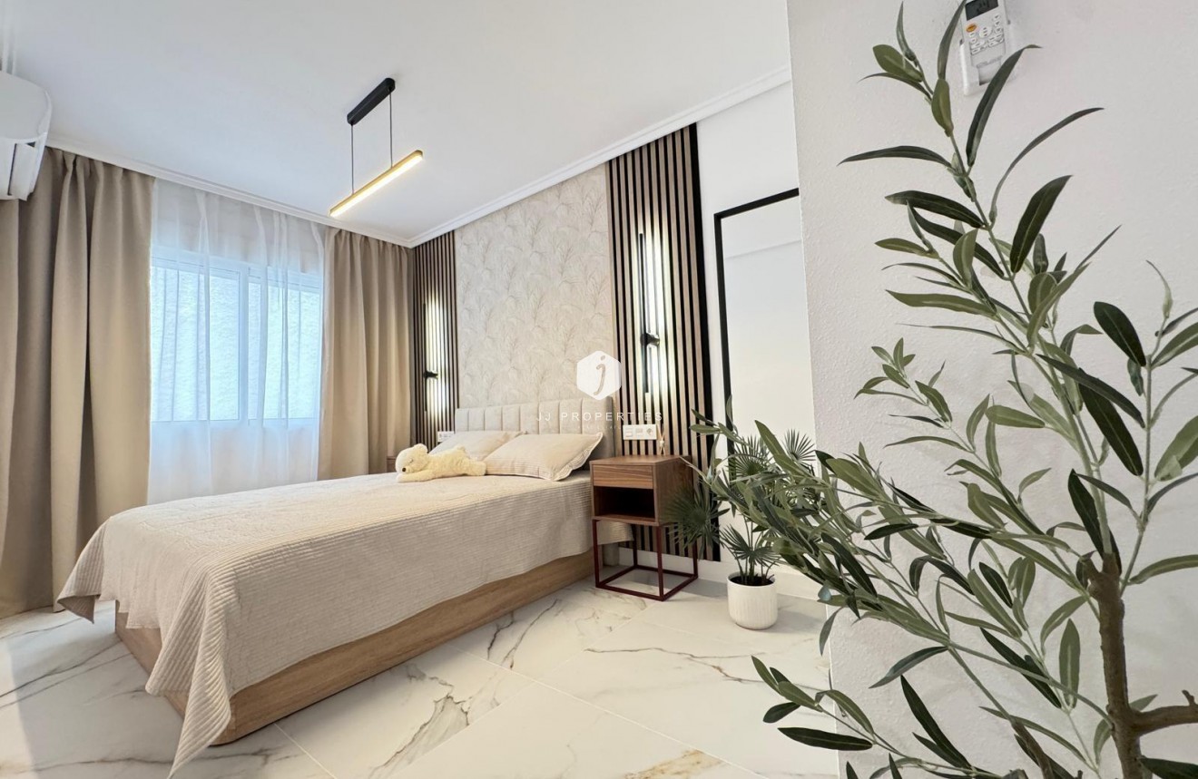 Z drugiej ręki - Mieszkanie w bloku -
Torrevieja - Playa de los Locos