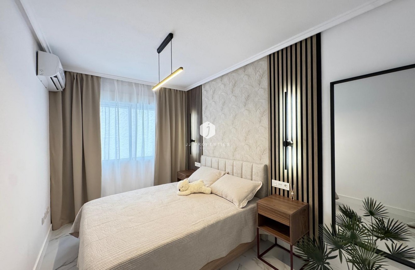 Z drugiej ręki - Mieszkanie w bloku -
Torrevieja - Playa de los Locos