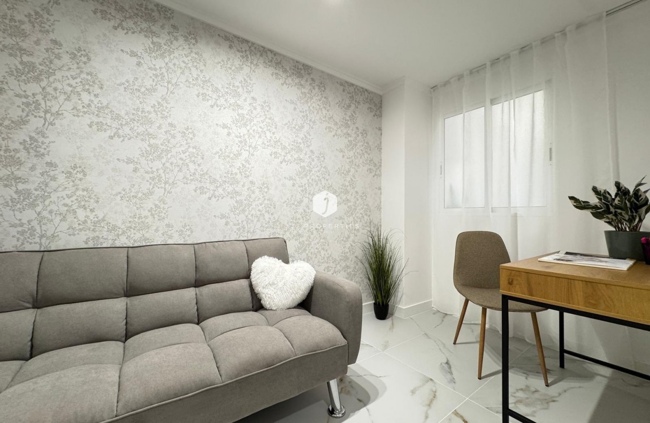 Z drugiej ręki - Mieszkanie w bloku -
Torrevieja - Playa de los Locos