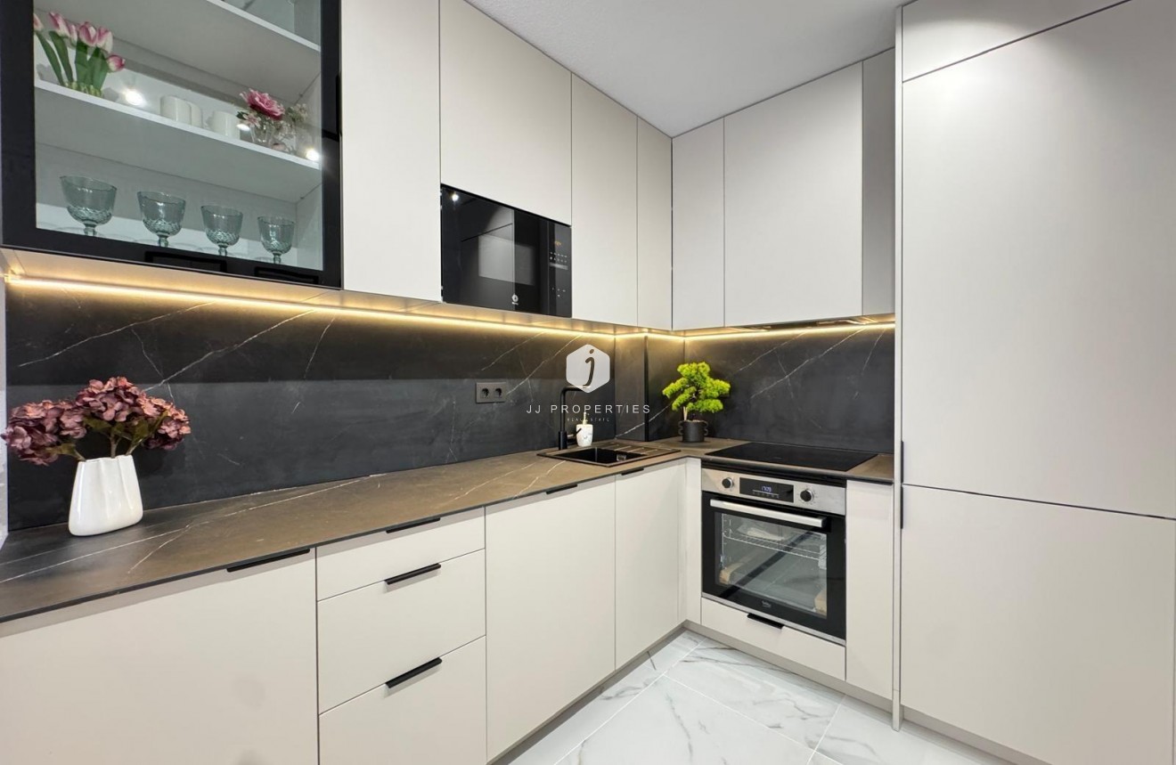 Z drugiej ręki - Mieszkanie w bloku -
Torrevieja - Playa de los Locos