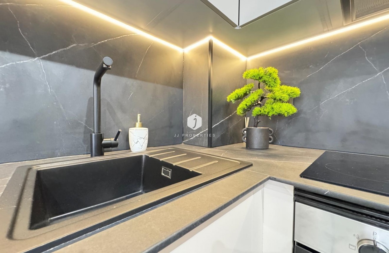 Z drugiej ręki - Mieszkanie w bloku -
Torrevieja - Playa de los Locos