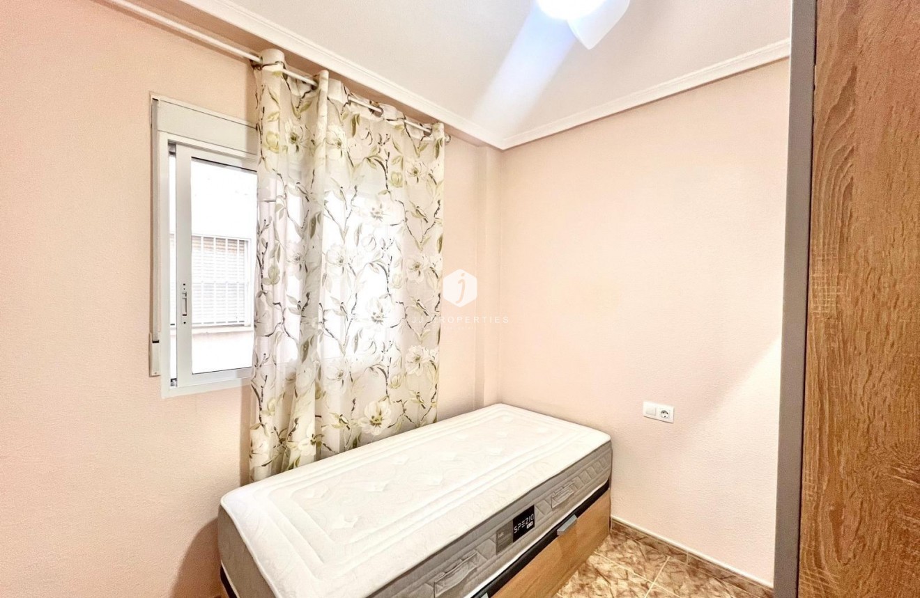 Tweedehands - Appartement / flat -
Torrevieja - Estacion de autobuses