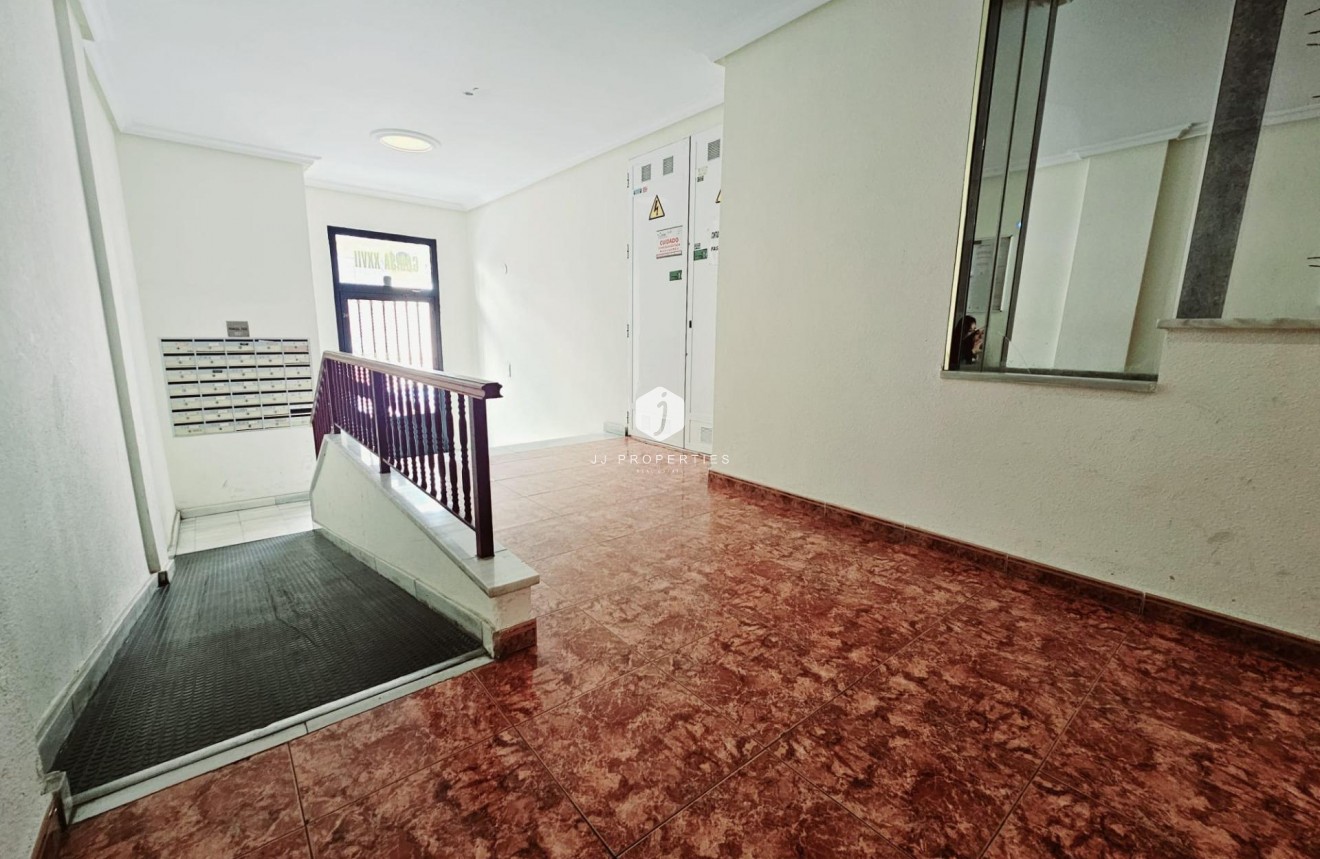 Tweedehands - Appartement / flat -
Torrevieja - Estacion de autobuses