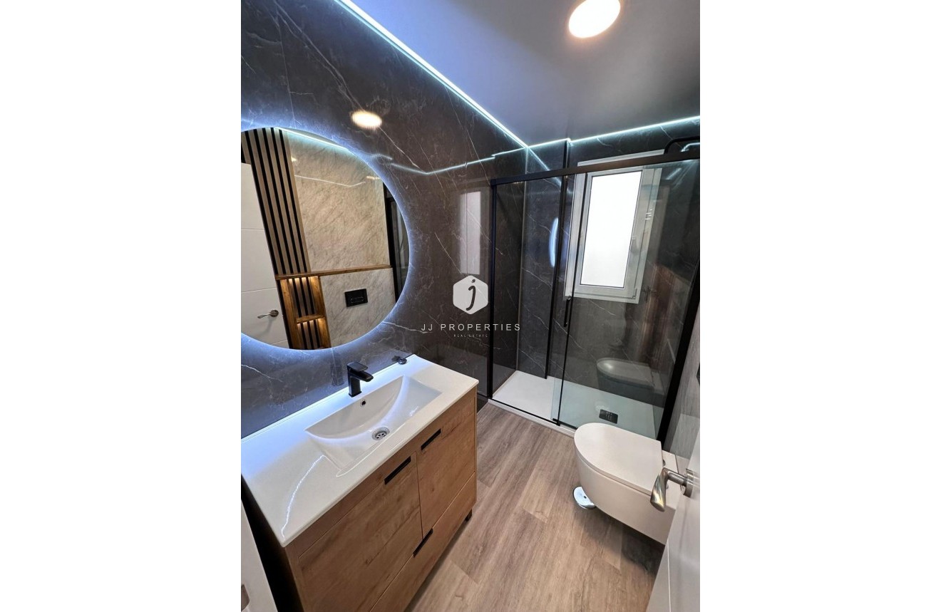 Tweedehands - Appartement / flat -
Torrevieja - Estacion de autobuses