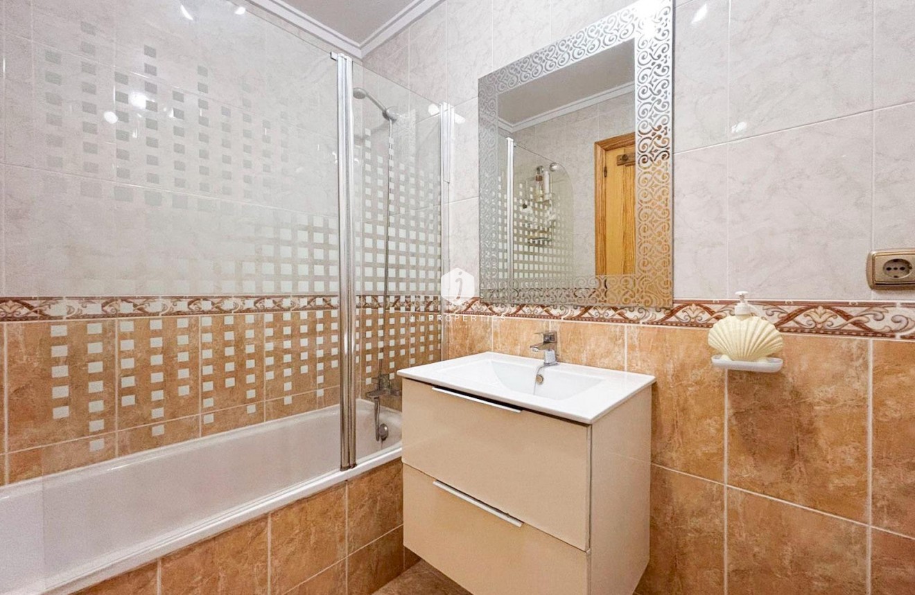 Z drugiej ręki - Mieszkanie w bloku -
Torrevieja - Centro