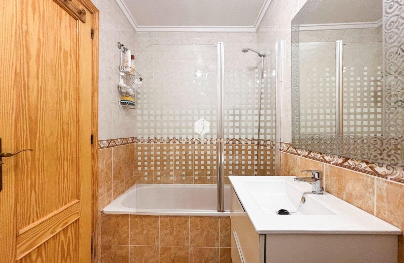 Z drugiej ręki - Mieszkanie w bloku -
Torrevieja - Centro