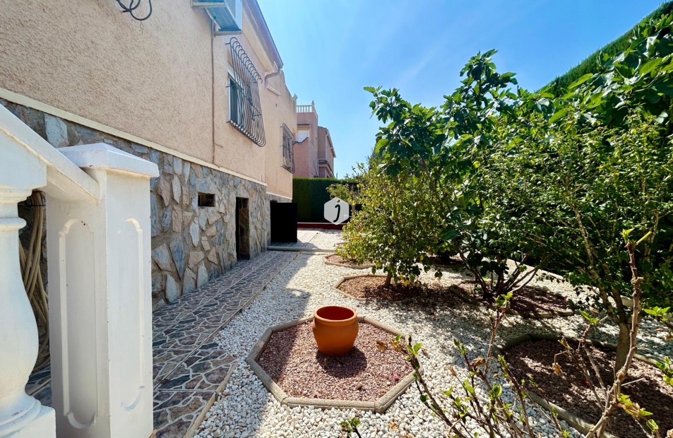 Tweedehands - Villa -
El Chaparral - Inland