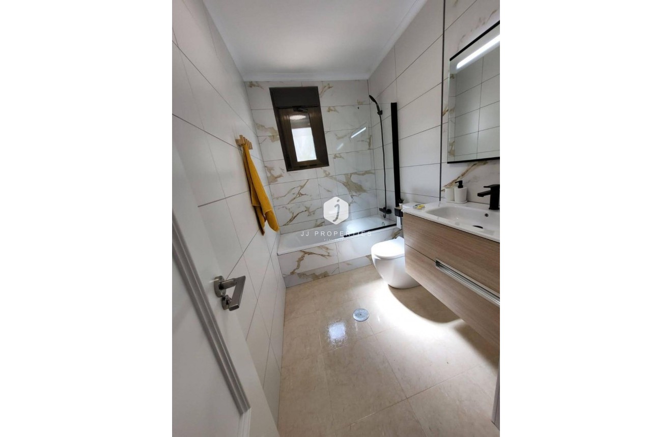 Tweedehands - Chalet -
San Miguel de Salinas - Ciudad De Las Comunicaciones