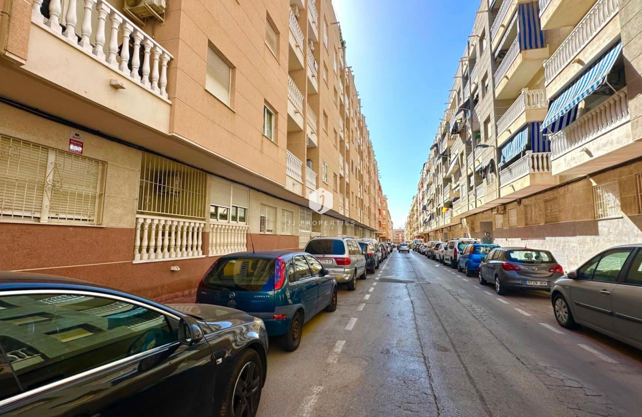 Tweedehands - Appartement / flat -
Torrevieja - Estacion de autobuses