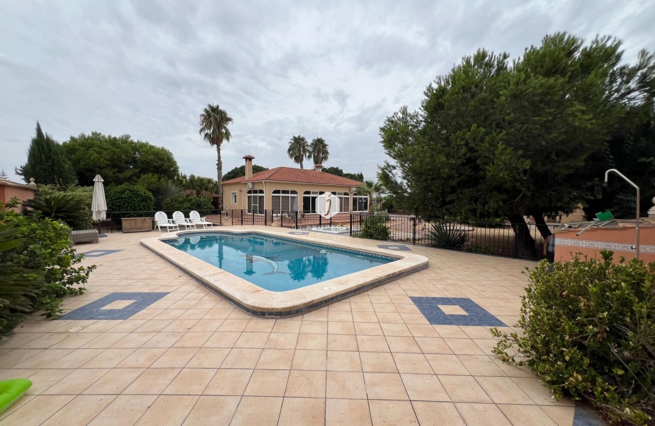 Tweedehands - Villa -
Dolores - Cmno. Escorredor