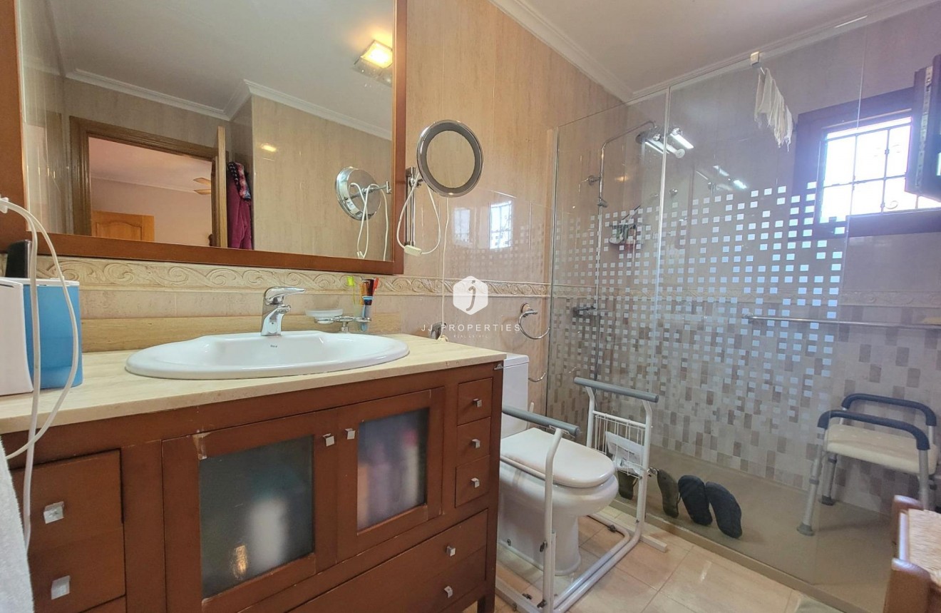 Tweedehands - Villa -
Torrevieja - aguas nuevas