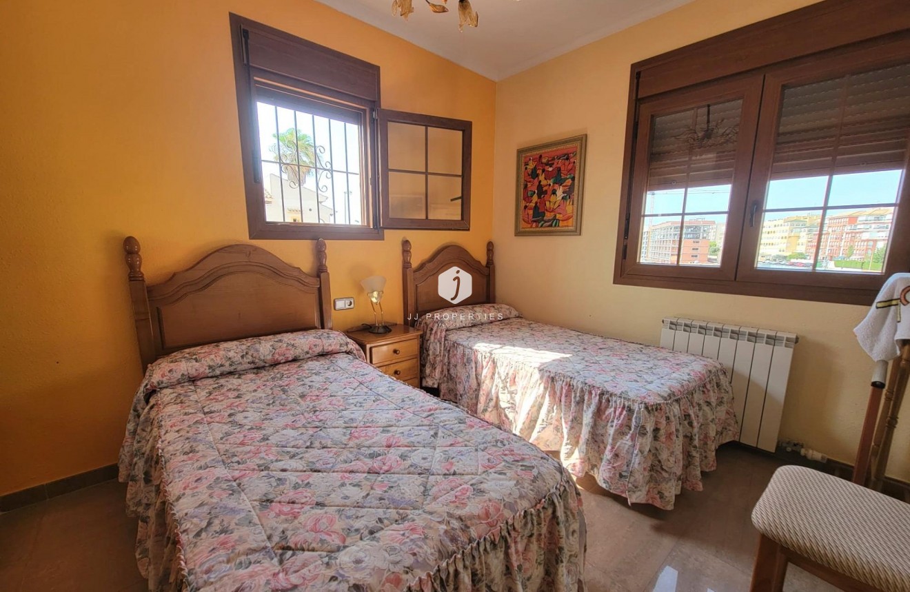 Tweedehands - Villa -
Torrevieja - aguas nuevas