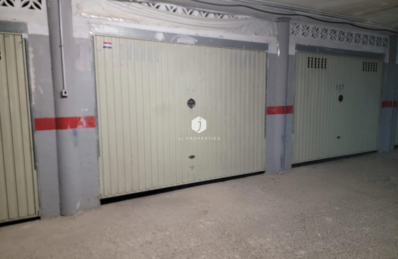 Z drugiej ręki - Szalet -
Orihuela Costa - Playa Flamenca