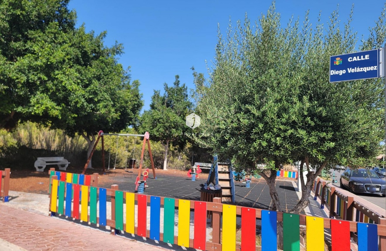 Z drugiej ręki - Szalet -
Orihuela Costa - Playa Flamenca