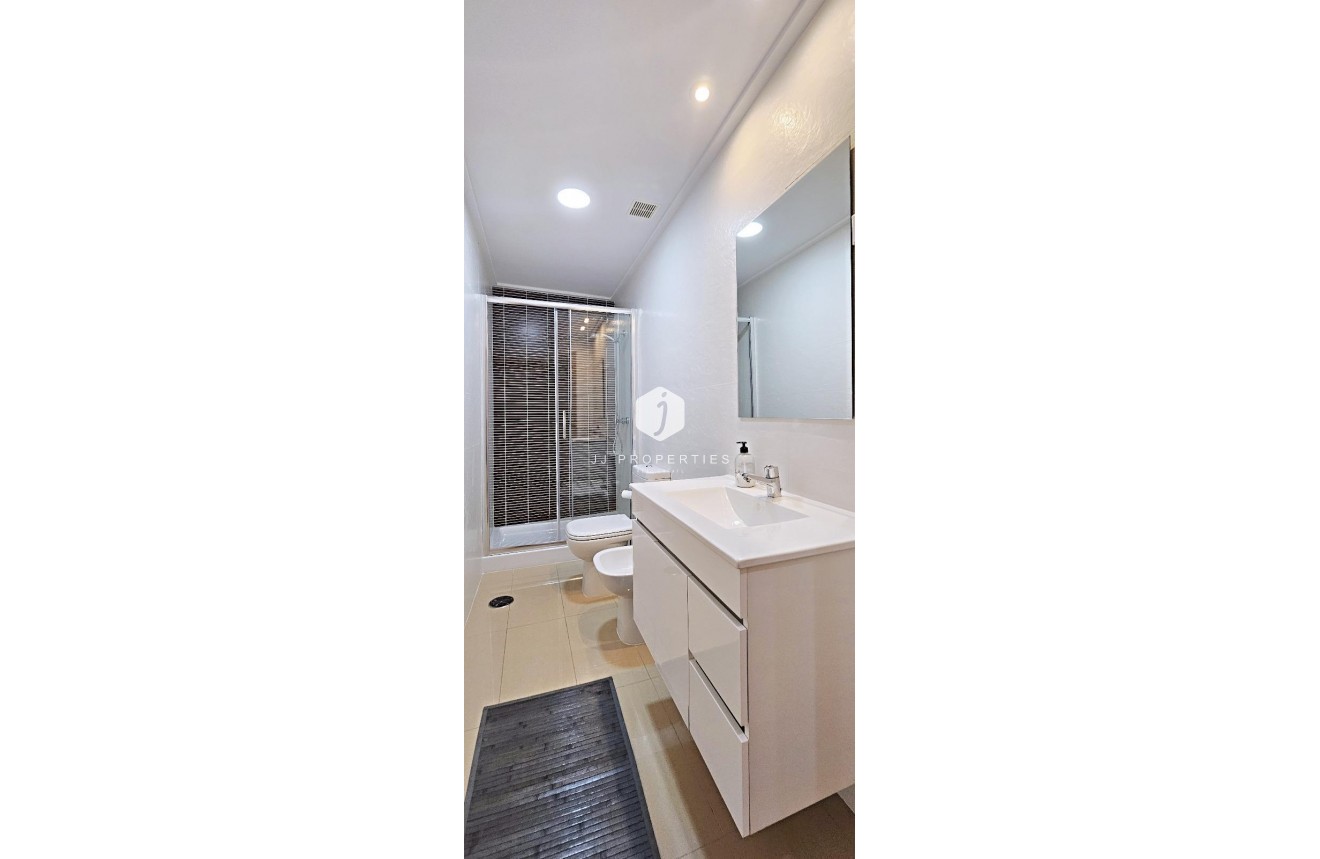 Tweedehands - Appartement / flat -
Torrevieja - Estacion de autobuses