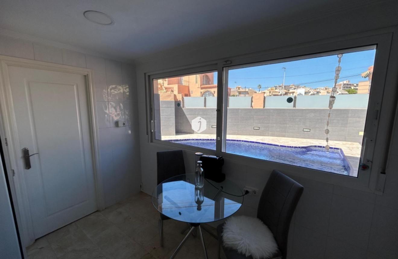 Tweedehands - Villa -
Torrevieja - Los Frutales