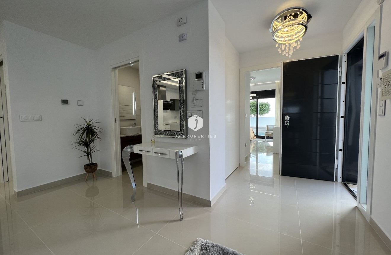 Tweedehands - Villa -
San Miguel de Salinas - Inland