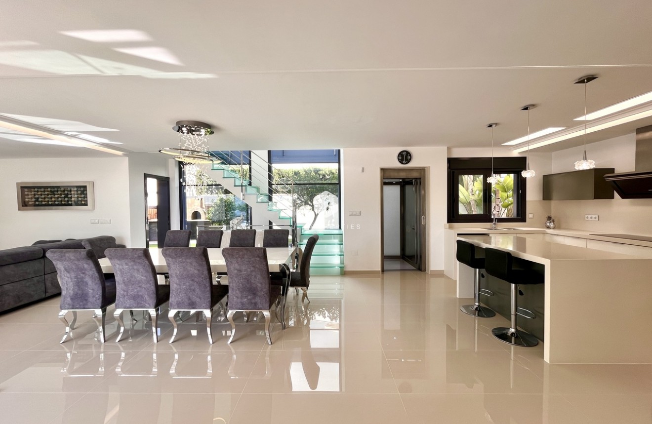 Tweedehands - Villa -
San Miguel de Salinas - Inland