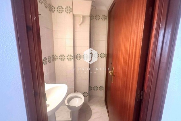 Z drugiej ręki - Mieszkanie w bloku -
Torrevieja - Estacion de autobuses