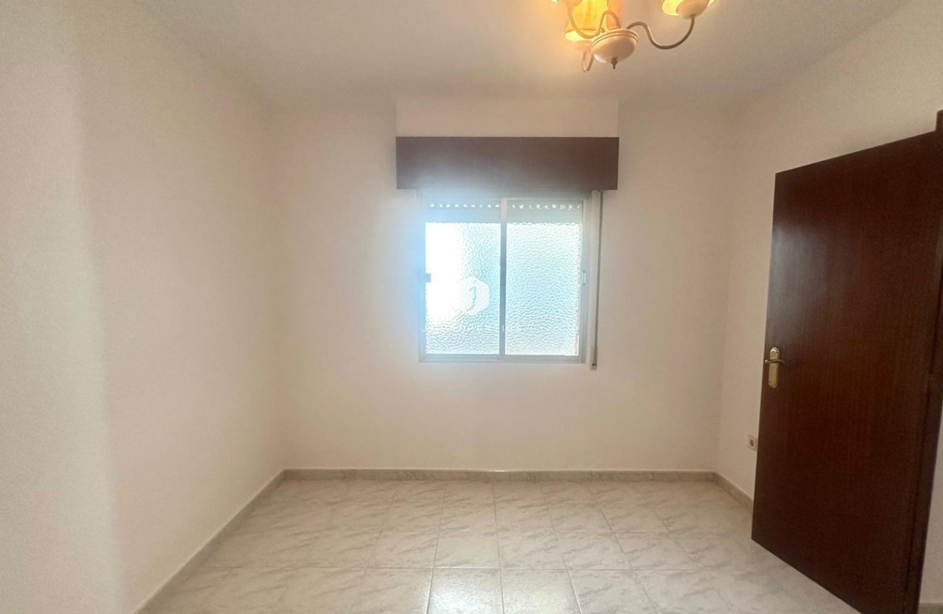 Z drugiej ręki - Mieszkanie w bloku -
Torrevieja - Estacion de autobuses