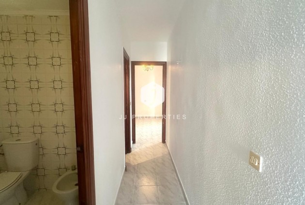 Z drugiej ręki - Mieszkanie w bloku -
Torrevieja - Estacion de autobuses