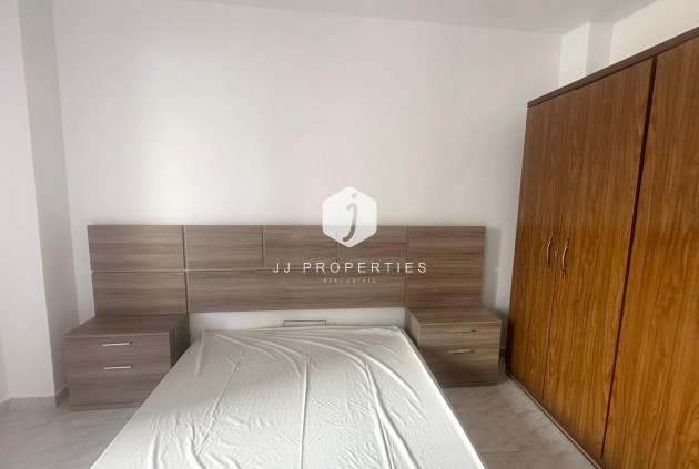 Z drugiej ręki - Mieszkanie w bloku -
Torrevieja - Estacion de autobuses