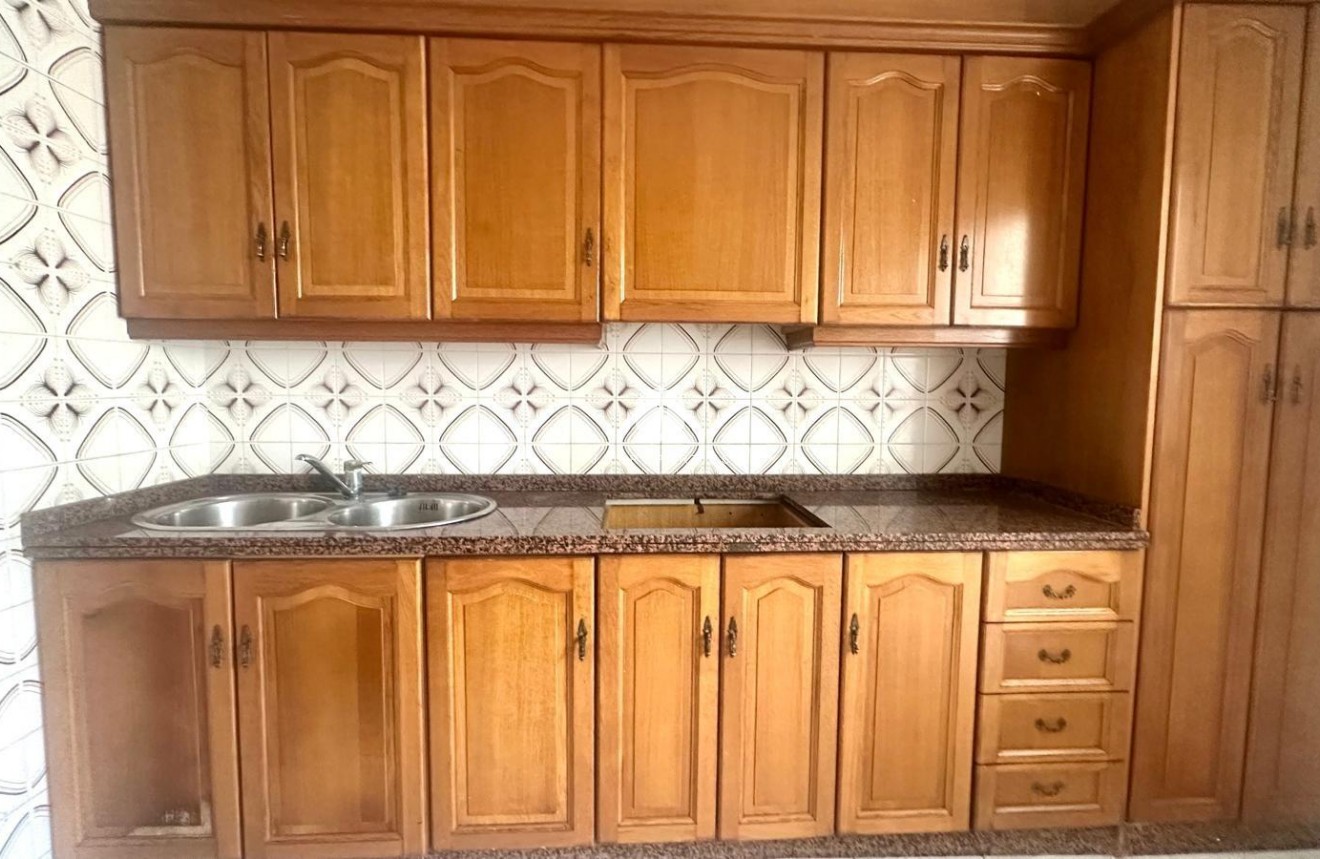 Z drugiej ręki - Mieszkanie w bloku -
Torrevieja - Estacion de autobuses