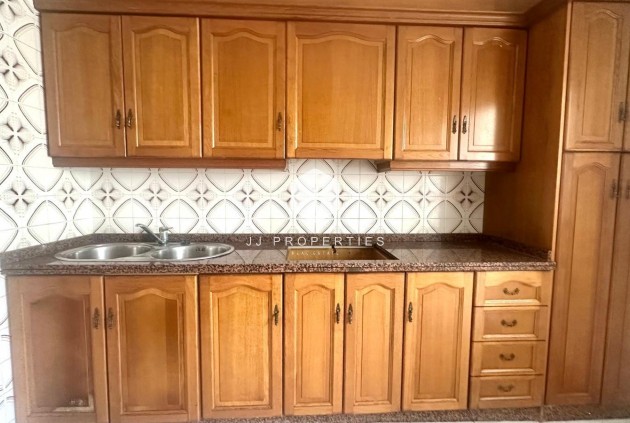 Z drugiej ręki - Mieszkanie w bloku -
Torrevieja - Estacion de autobuses