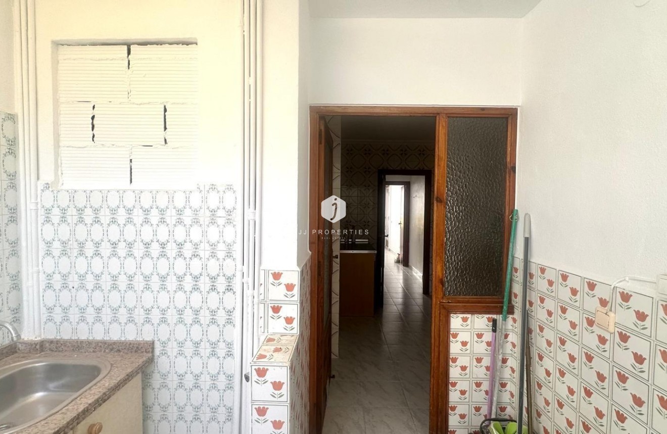 Z drugiej ręki - Mieszkanie w bloku -
Torrevieja - Estacion de autobuses