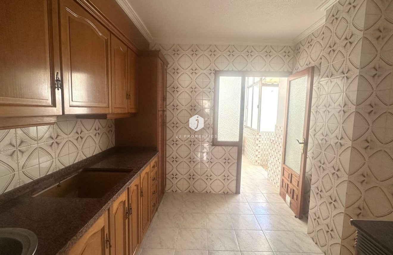 Z drugiej ręki - Mieszkanie w bloku -
Torrevieja - Estacion de autobuses